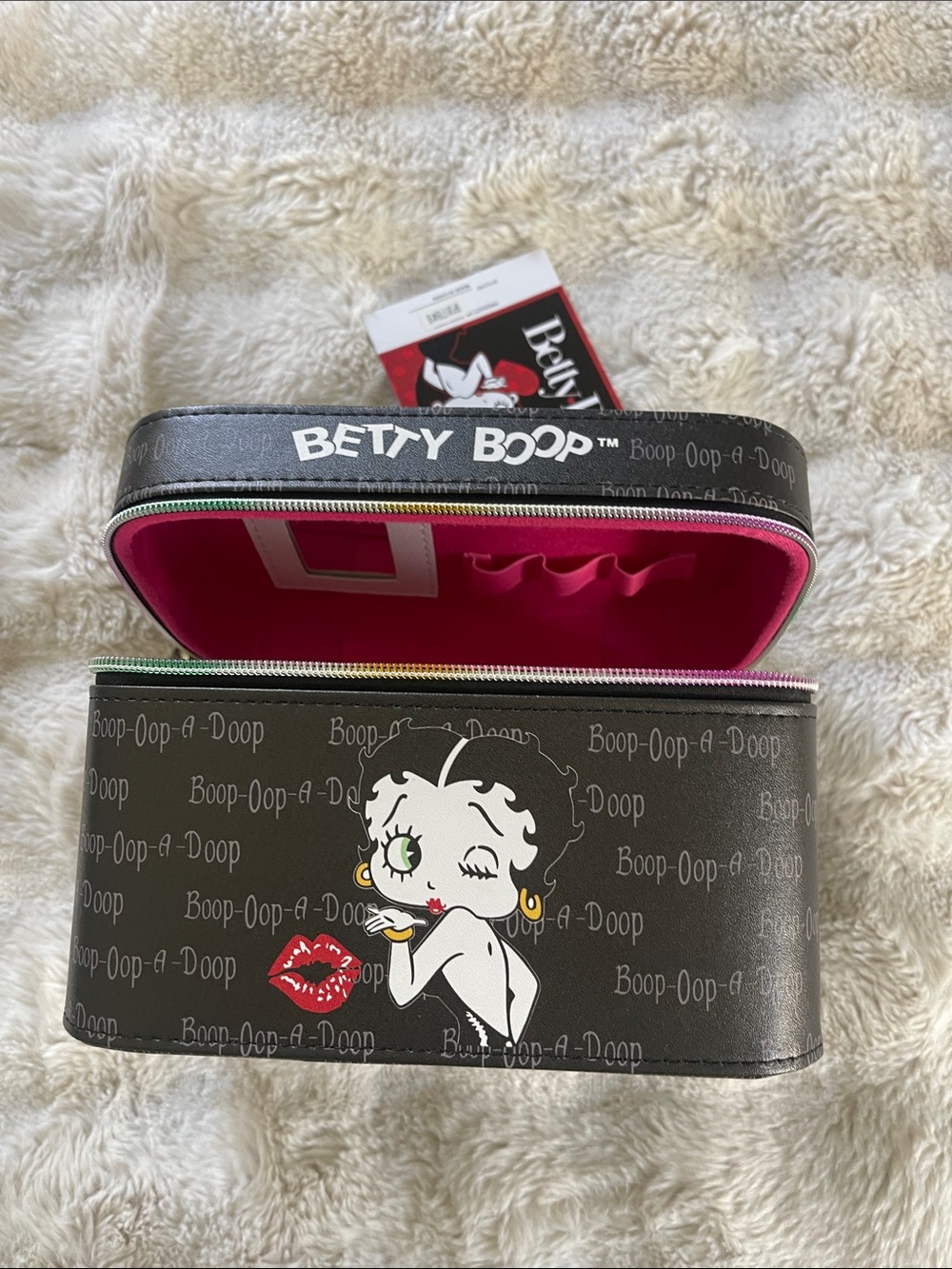 ❤️NEW!!!❤️ Betty Boop Black Cosmetic Case with Rainbow Zipper Trim - Picture 4 of 4